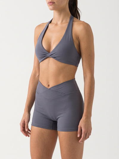 Signature Slate Set gris ardoise, gros plan sur la brassière halter et le short taille haute