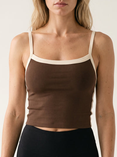 BRUN · Essential Cami Top brun, gros plan sur l'encolure carrée et le liseré crème