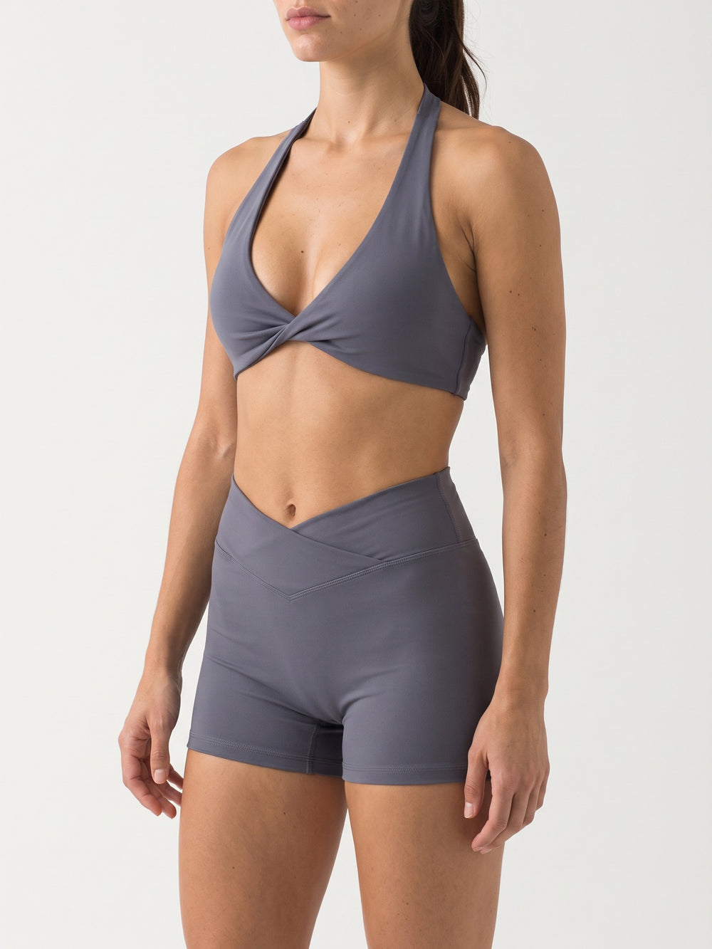 Signature Slate Set gris ardoise, gros plan sur la brassière halter et le short taille haute