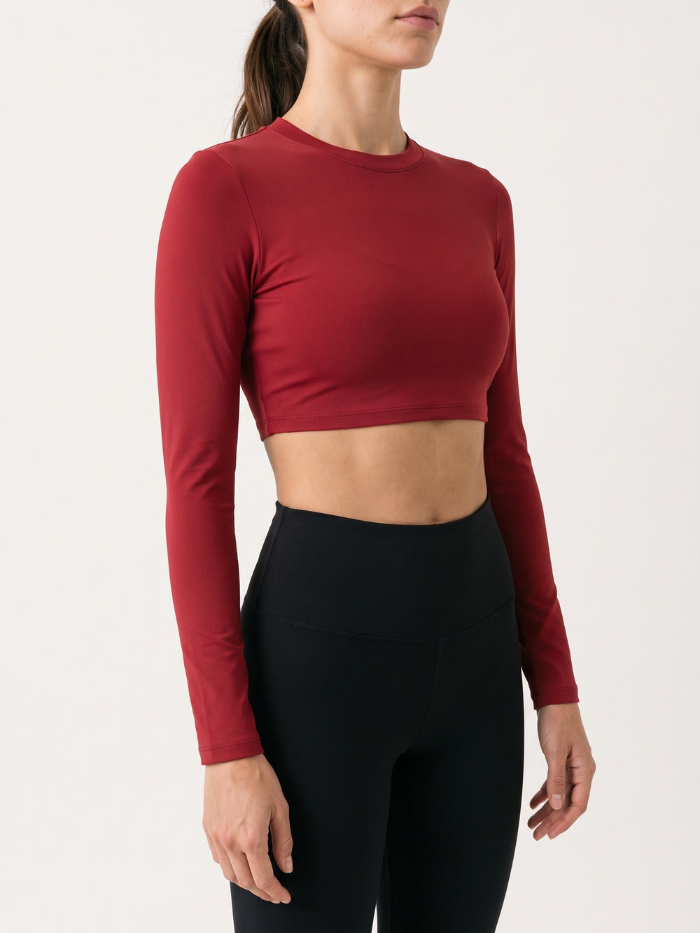 Rumba Red · Form Long Sleeve Top rouge, gros plan sur l'encolure, la poitrine et la manche