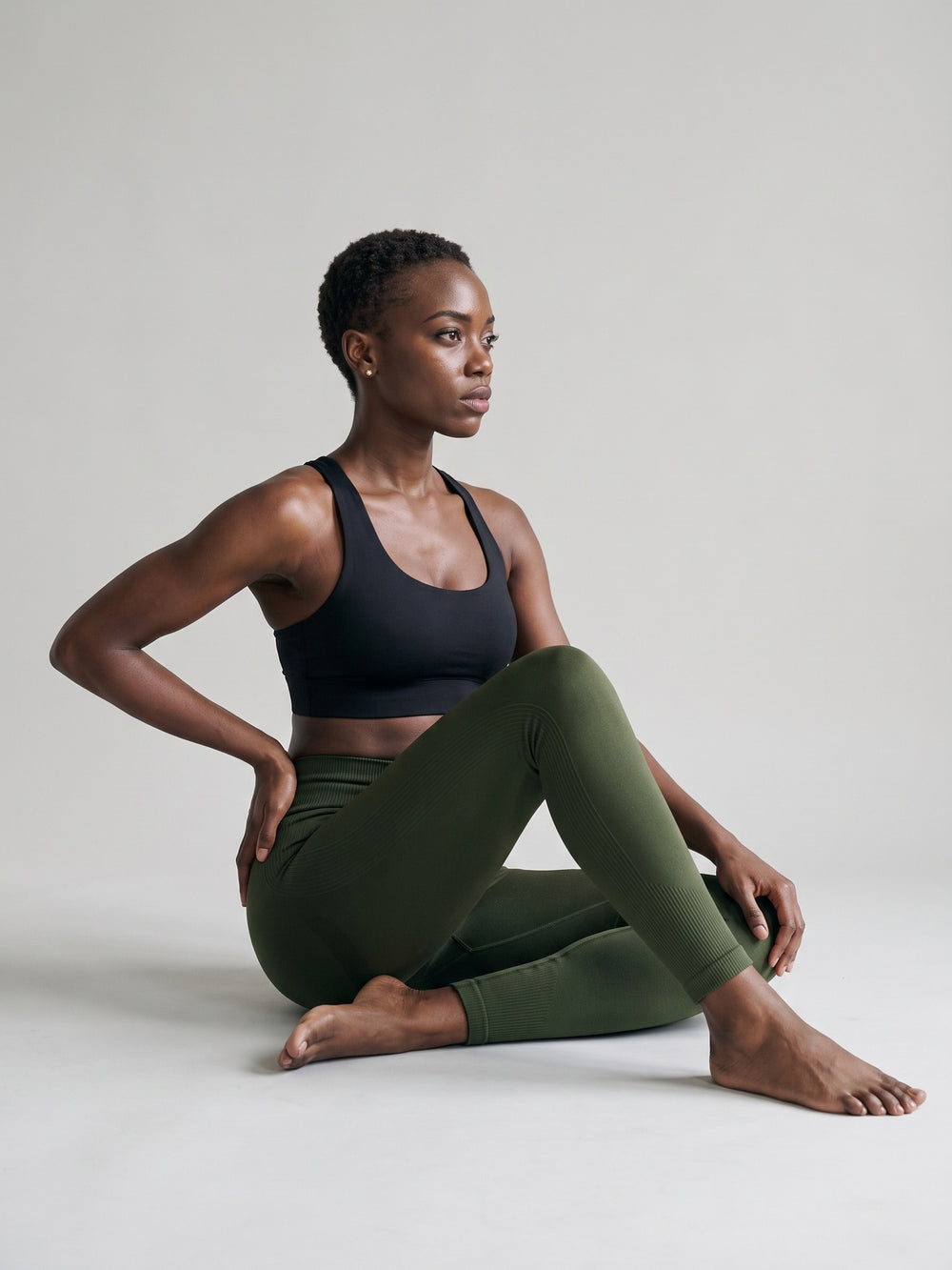 Sculpt Seamless Leggings vert olive, mannequin assise au sol, coupe et matière