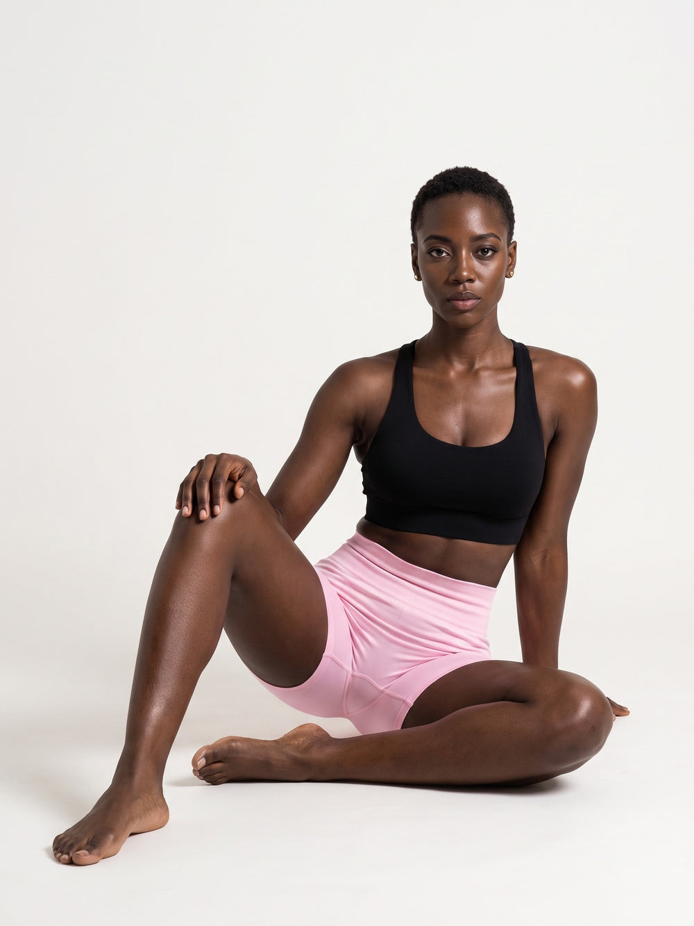 PINK · Lift Seamless Shorts rose, assise au sol genou relevé