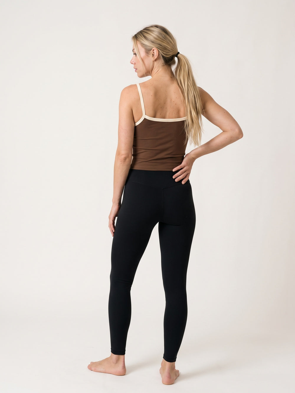 BRUN · Essential Cami Top brun, vue de dos main sur la hanche