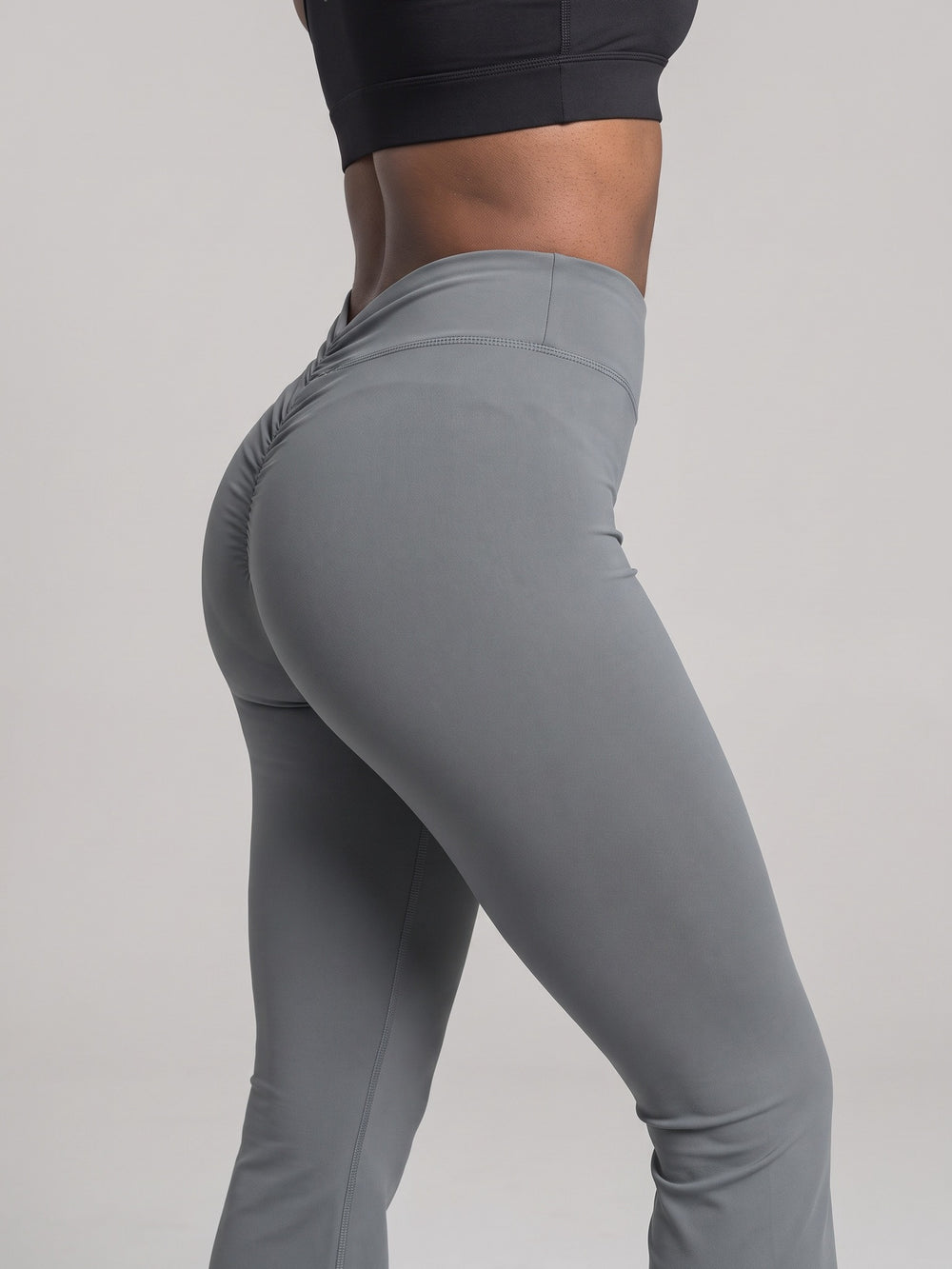 Elevate Flare Leggings gris, profil de la ceinture et de la hanche