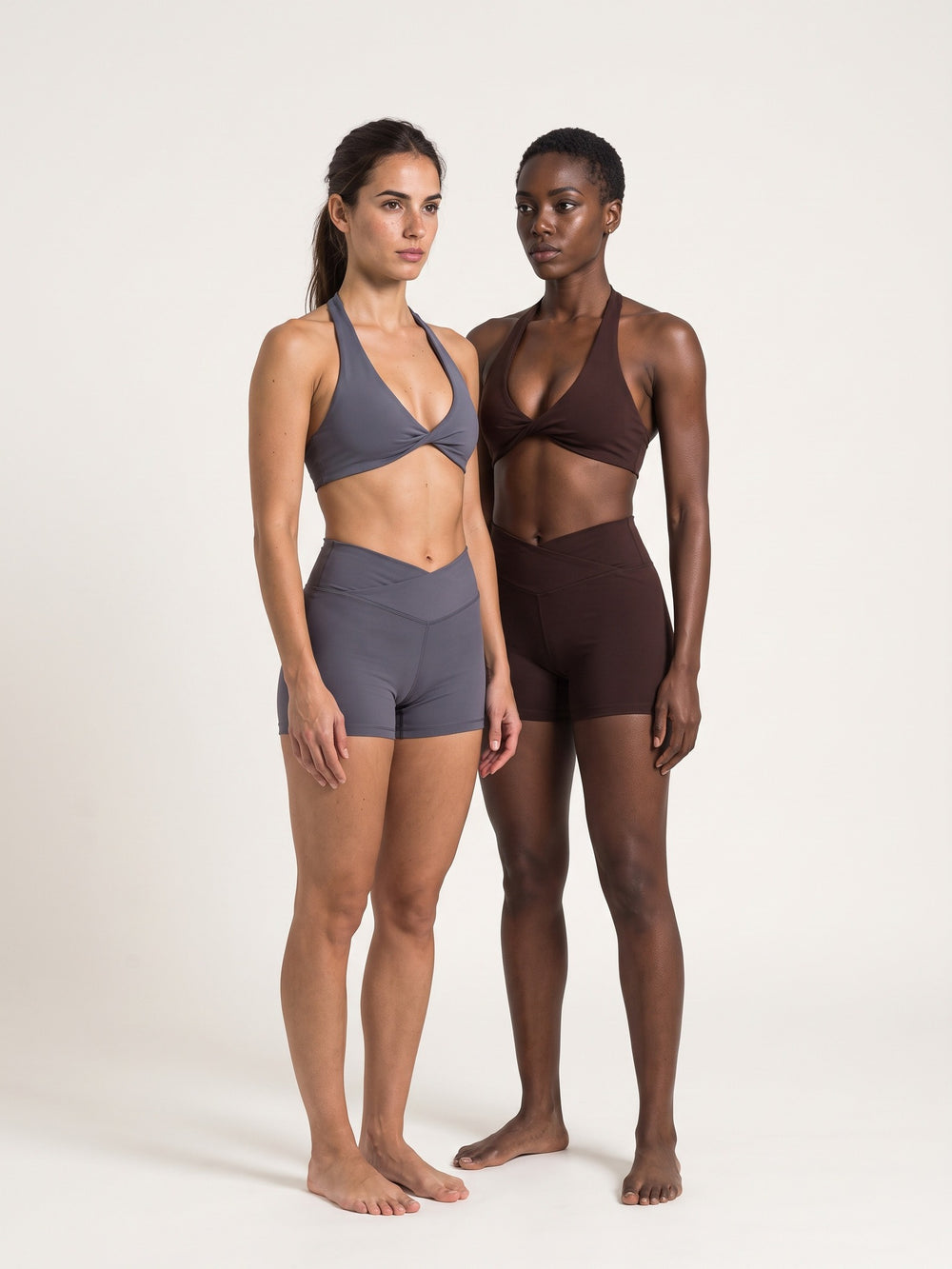 Signature Slate Set porté par deux mannequins, gris ardoise et brun