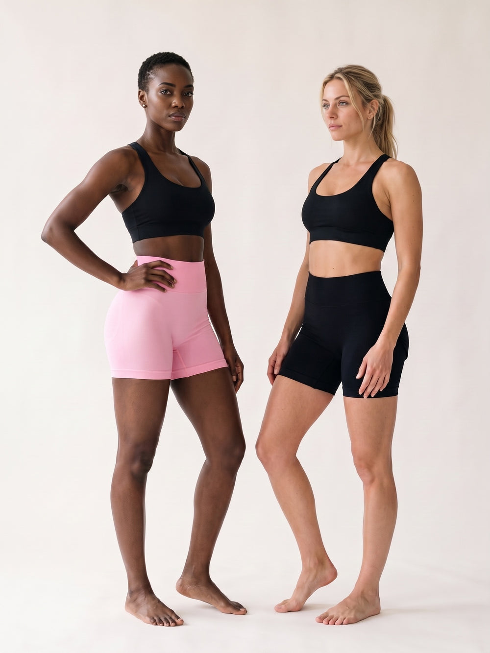 Lift Seamless Shorts portés par deux mannequins, rose et noir