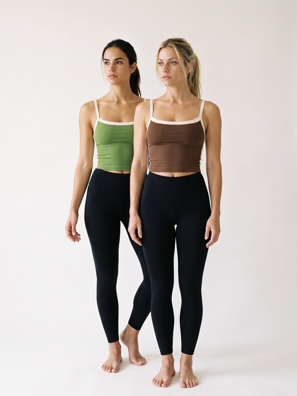 Essential Cami Top porté par deux mannequins, brun et vert