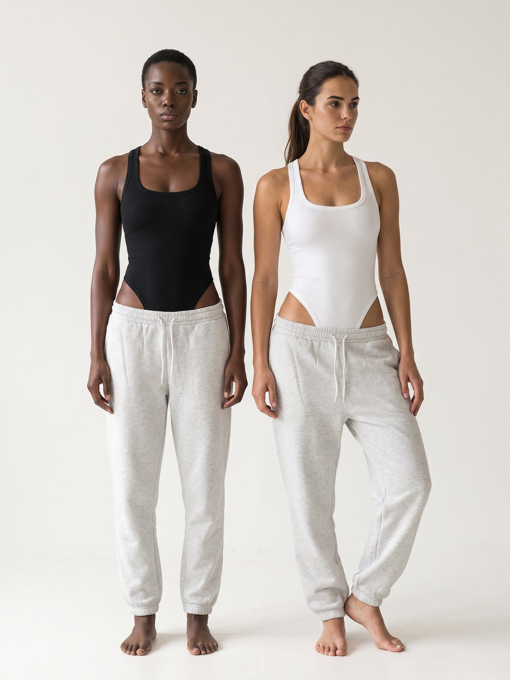 Muse Sculpt Bodysuit porté par deux mannequins, noir et blanc