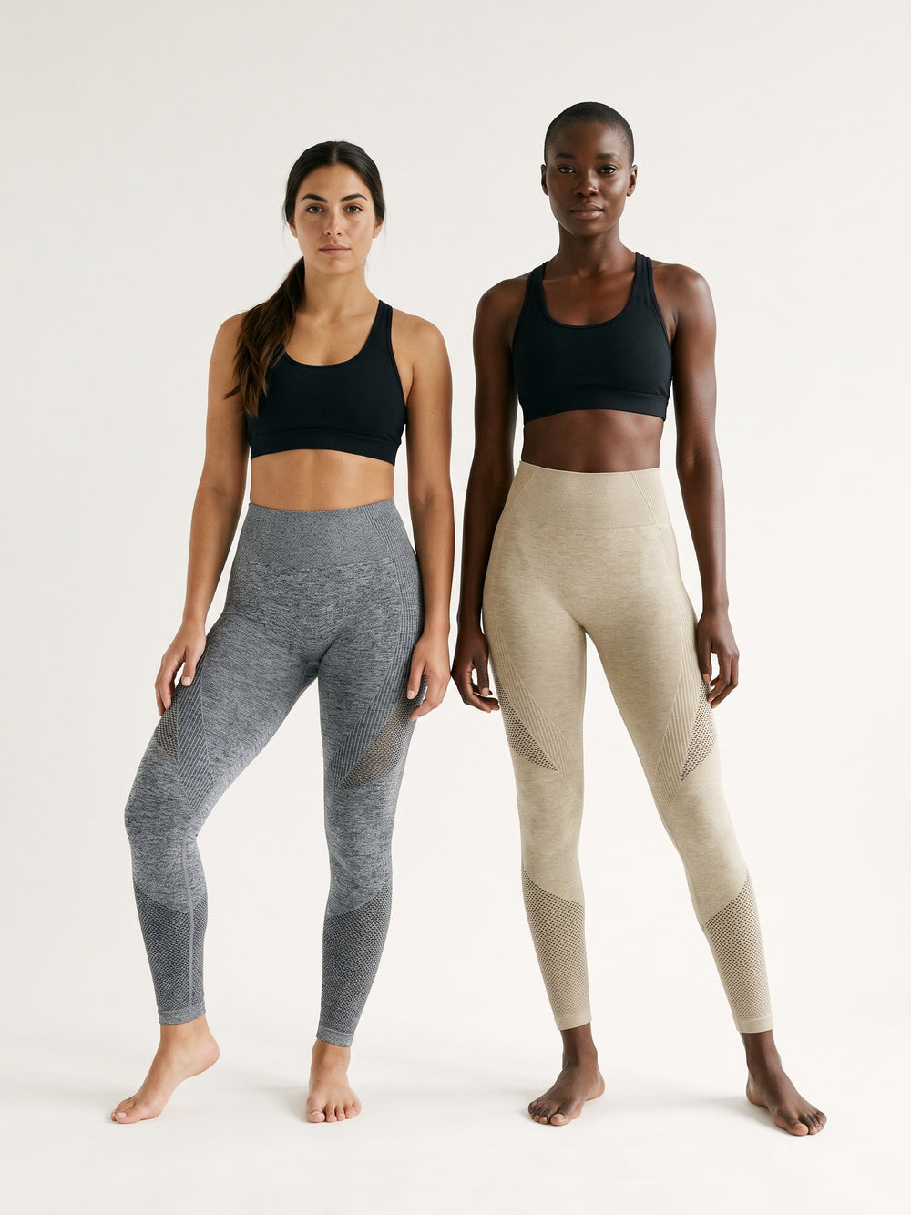 Aura Seamless Leggings portés par deux mannequins, gris chiné et khaki