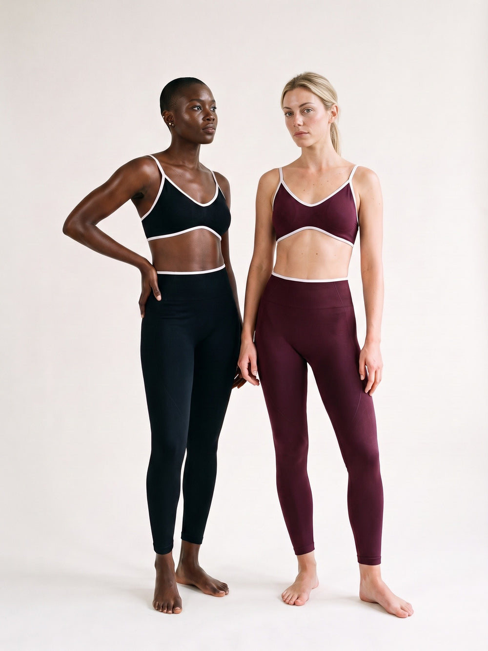 Signature Contrast Set porté par deux mannequins, noir et prune