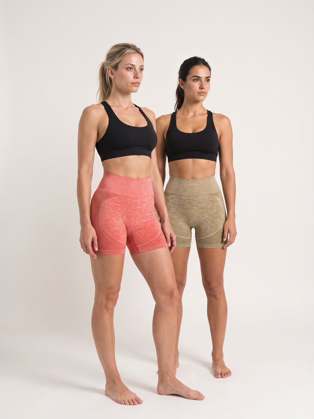 Curve Sculpt Shorts portés par deux mannequins, corail et khaki