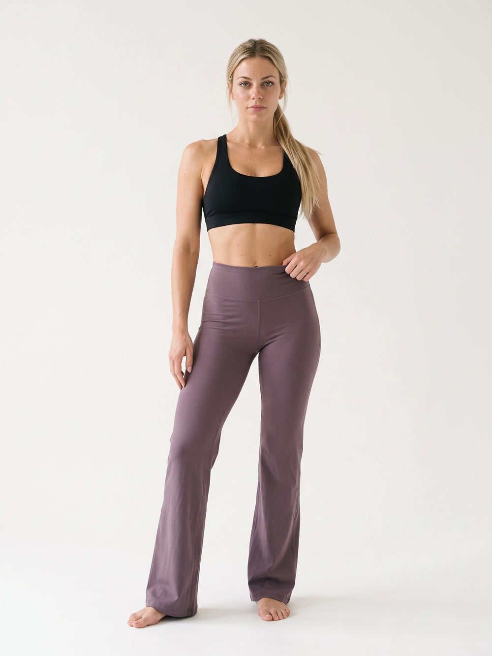 Flow Flare Leggings mauve porté de face, posture décontractée