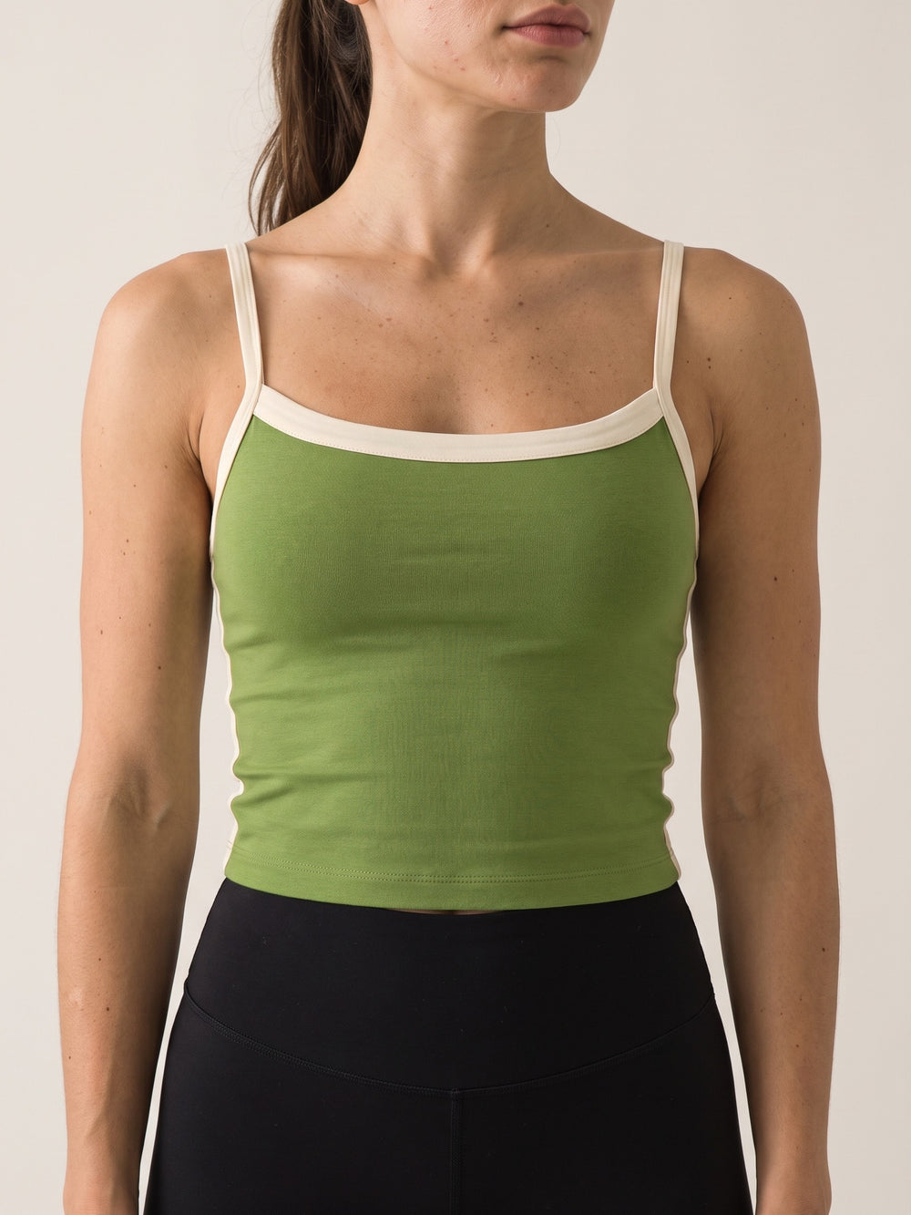 VERT · Essential Cami Top VERT, gros plan produit