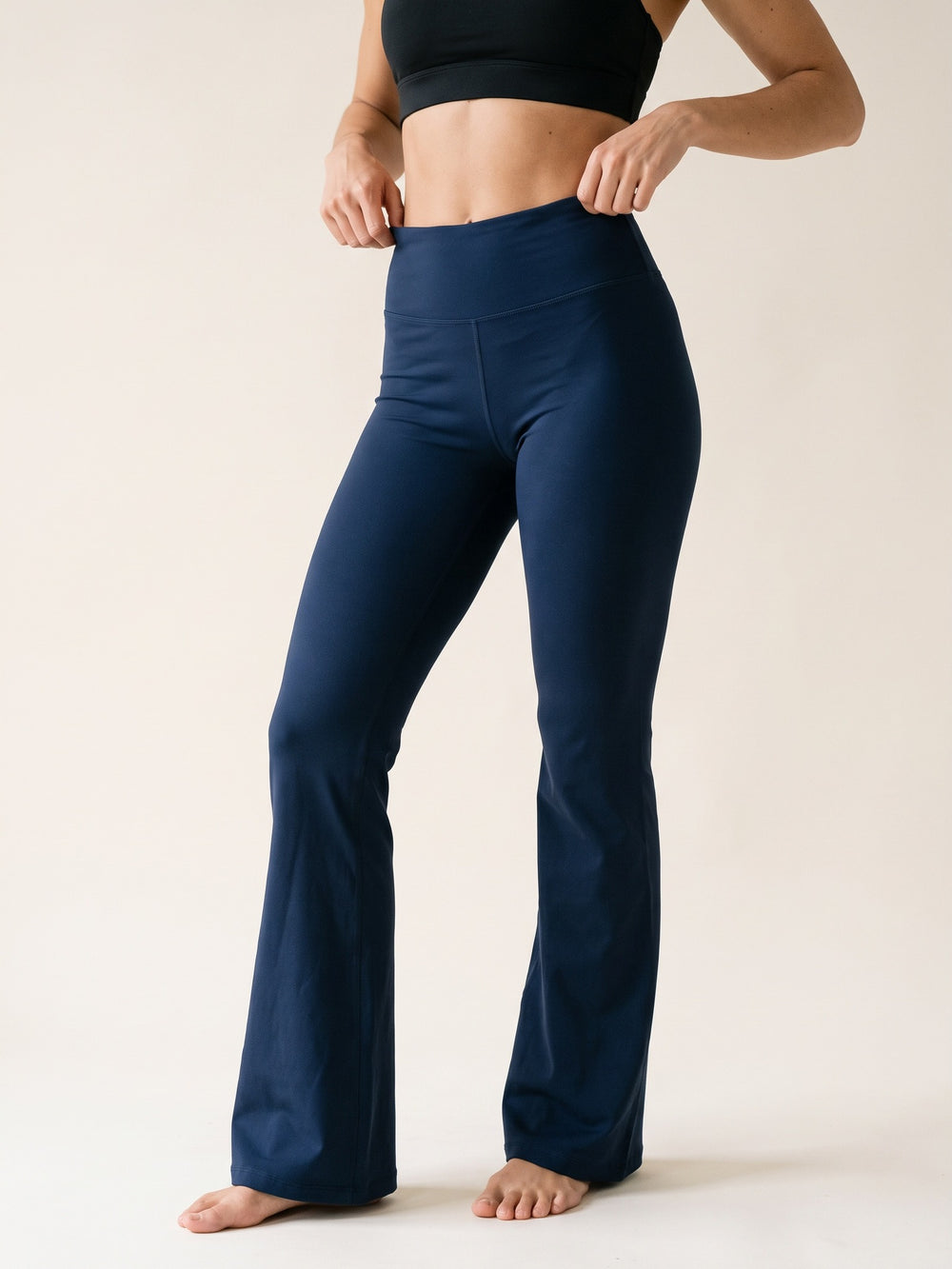 Ink Blue · Flow Flare Leggings Ink Blue, gros plan taille et hanches