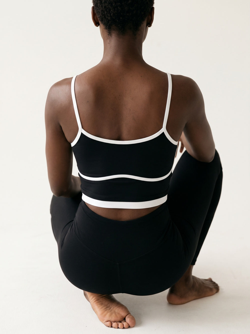 black · Halo Contrast Top black, gros plan produit