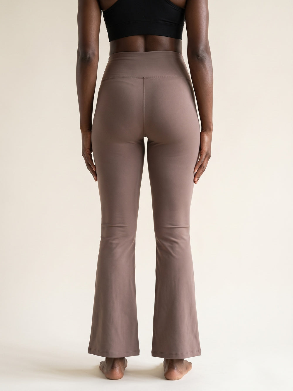 Misty Brown · Flow Flare Leggings Misty Brown, gros plan taille et hanches