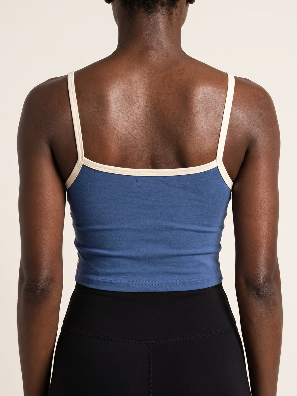 BLEU · Essential Cami Top BLEU, gros plan produit
