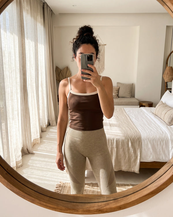 Selfie miroir en Aura Seamless Leggings khaki et Essential Cami Top brun