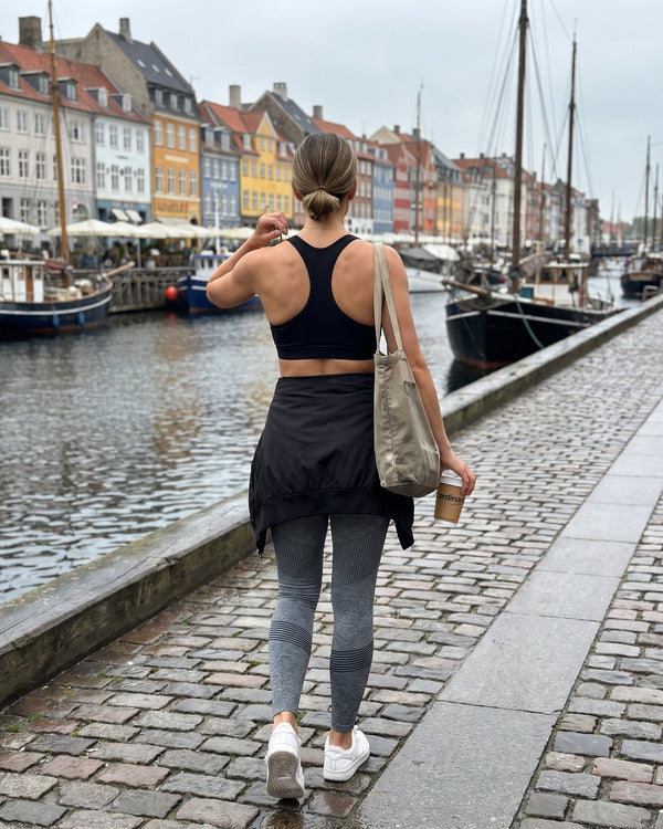 Cliente Bloom portant Aura Seamless Leggings